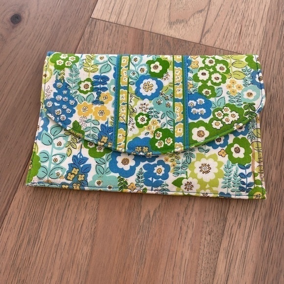 Vera Bradley Handbags - Vera Bradley Magnetic Closure Wallet Clutch